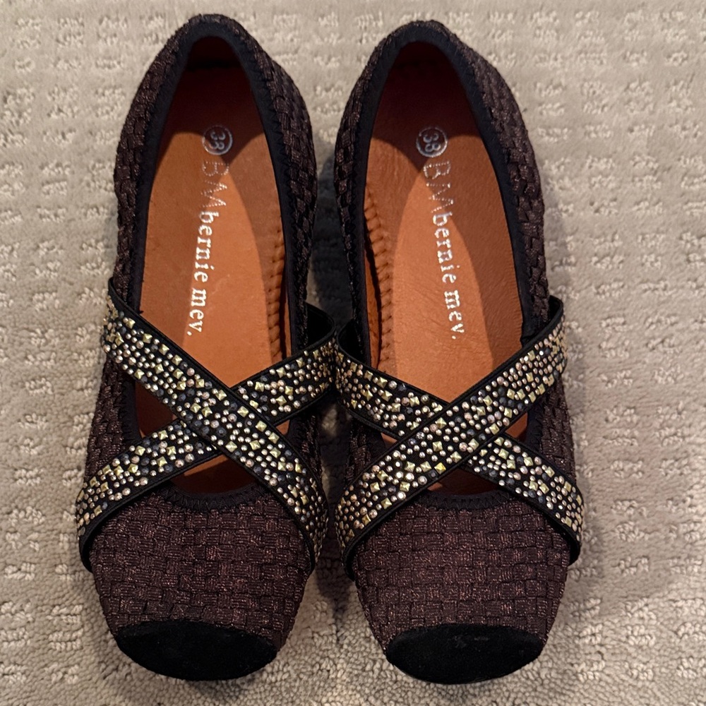 New bernie mev. Women's Black and Gold Flats 38
